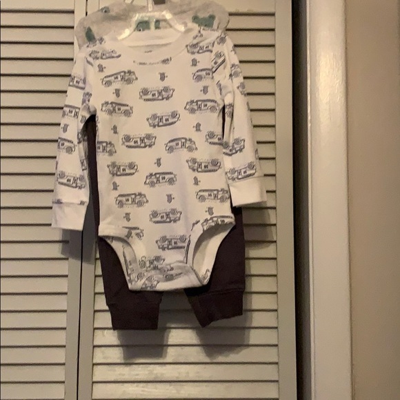 Carter’s 3 piece boys infant set - Picture 2 of 8
